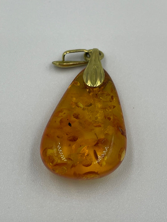 Bernstein-Anhänger in Tropfenform