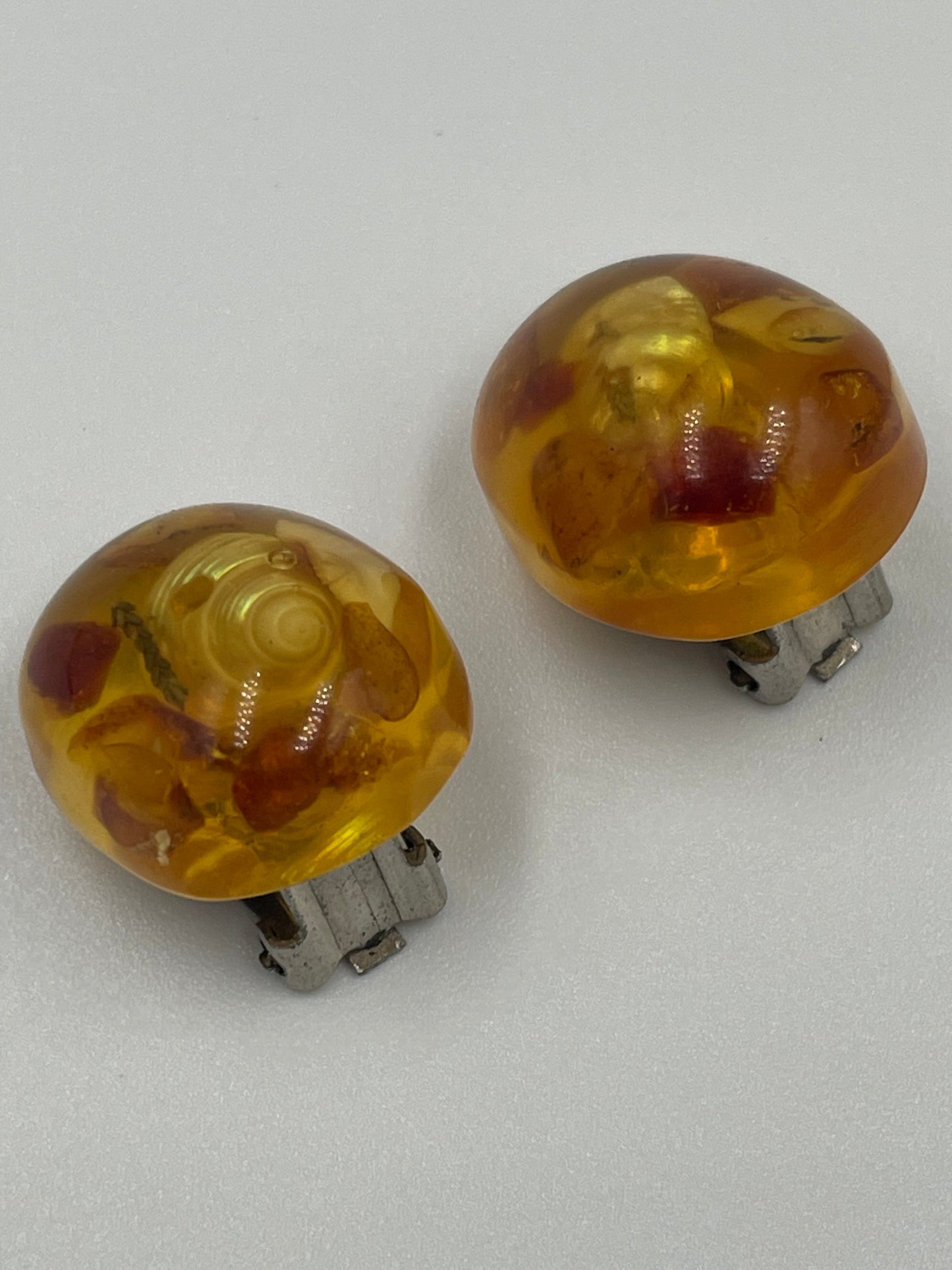 Clip-Ohrringe aus hellgelbem Bernstein mit Einschlüssen