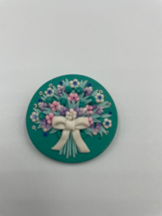 Handgefertigte Brosche mit kunstvollem Muster