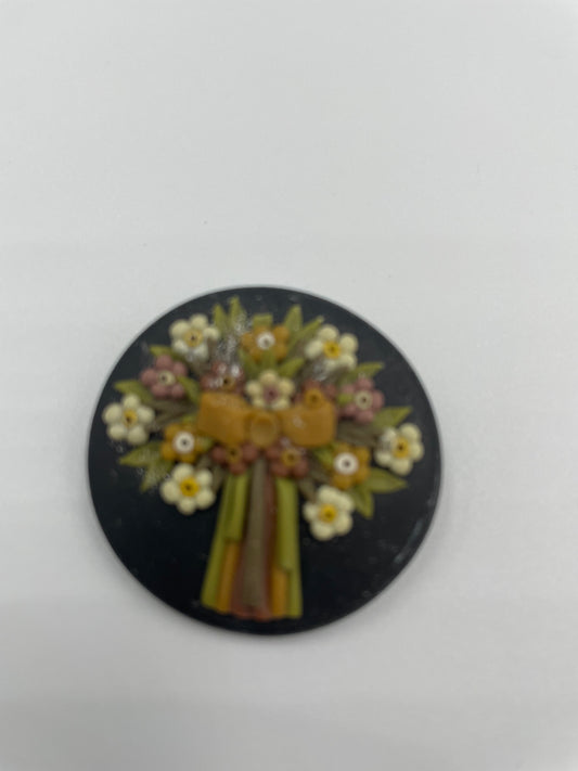 Handgefertigte Brosche mit muster