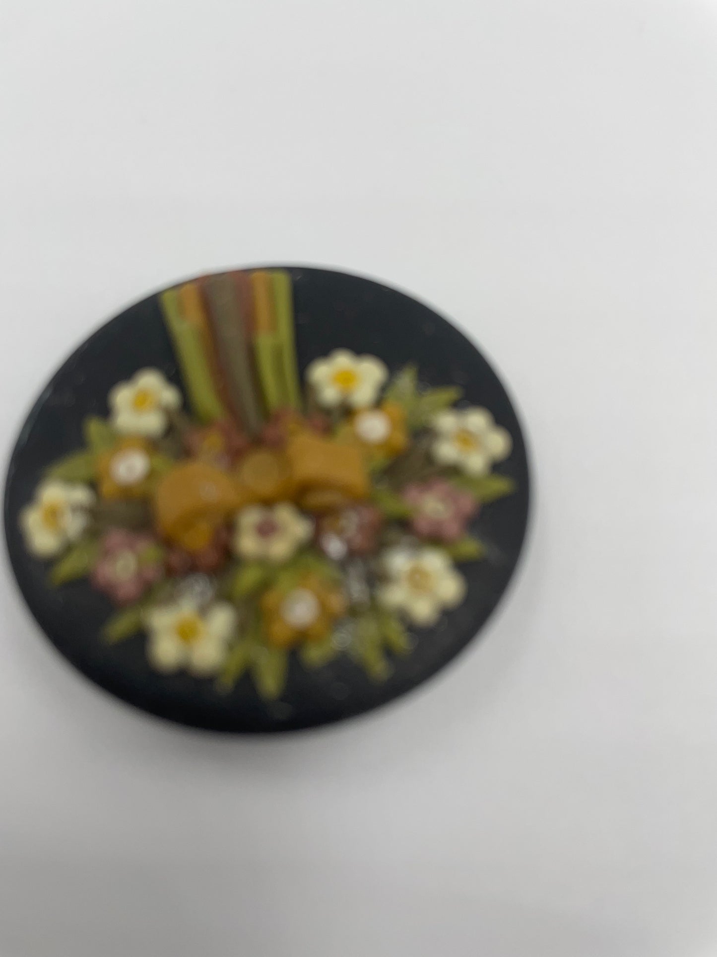 Handgefertigte Brosche mit muster