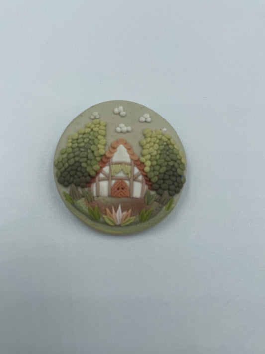 Handgefertigte Brosche mit außergewöhnlichem Muster