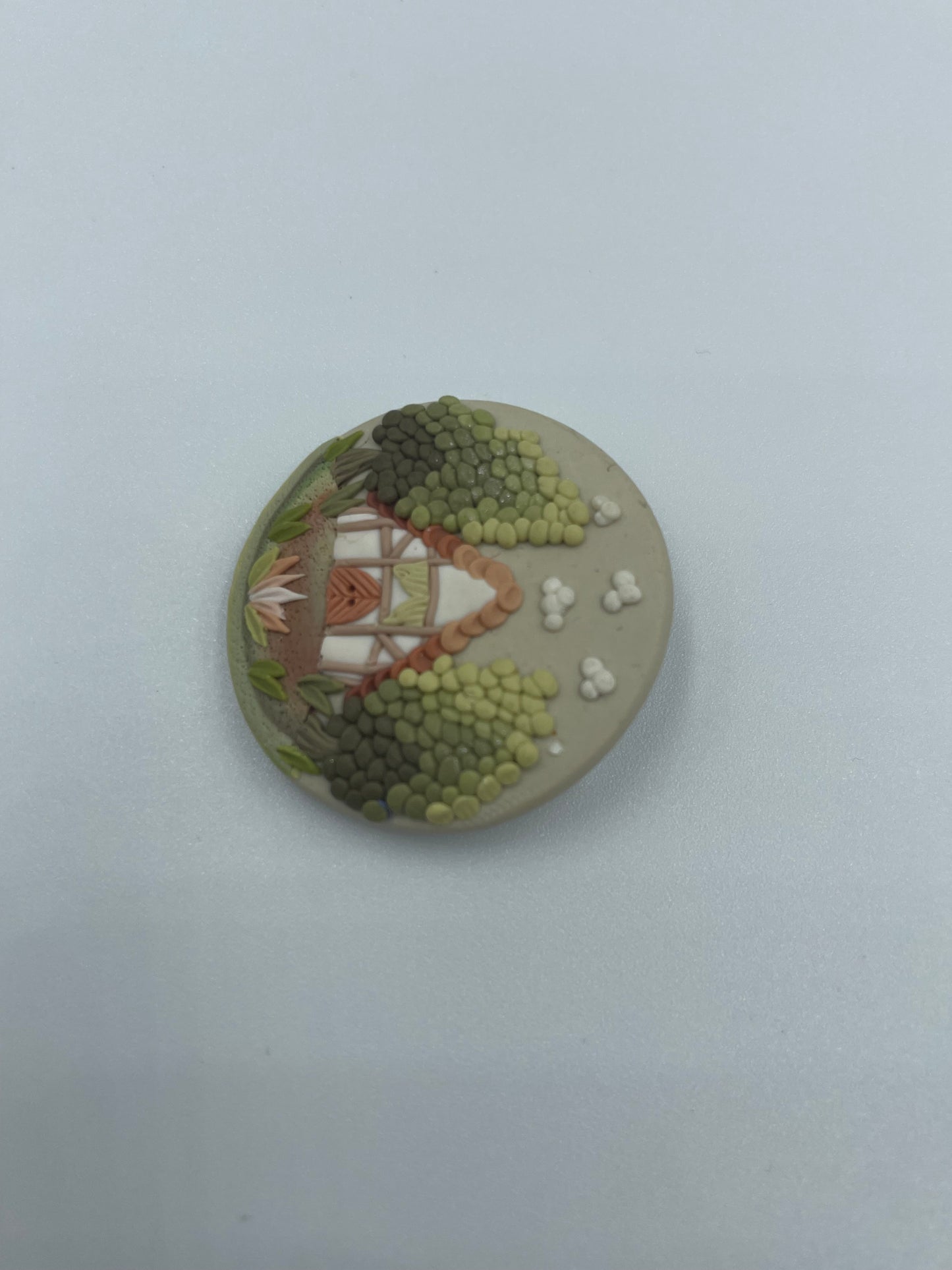 Handgefertigte Brosche mit außergewöhnlichem Muster