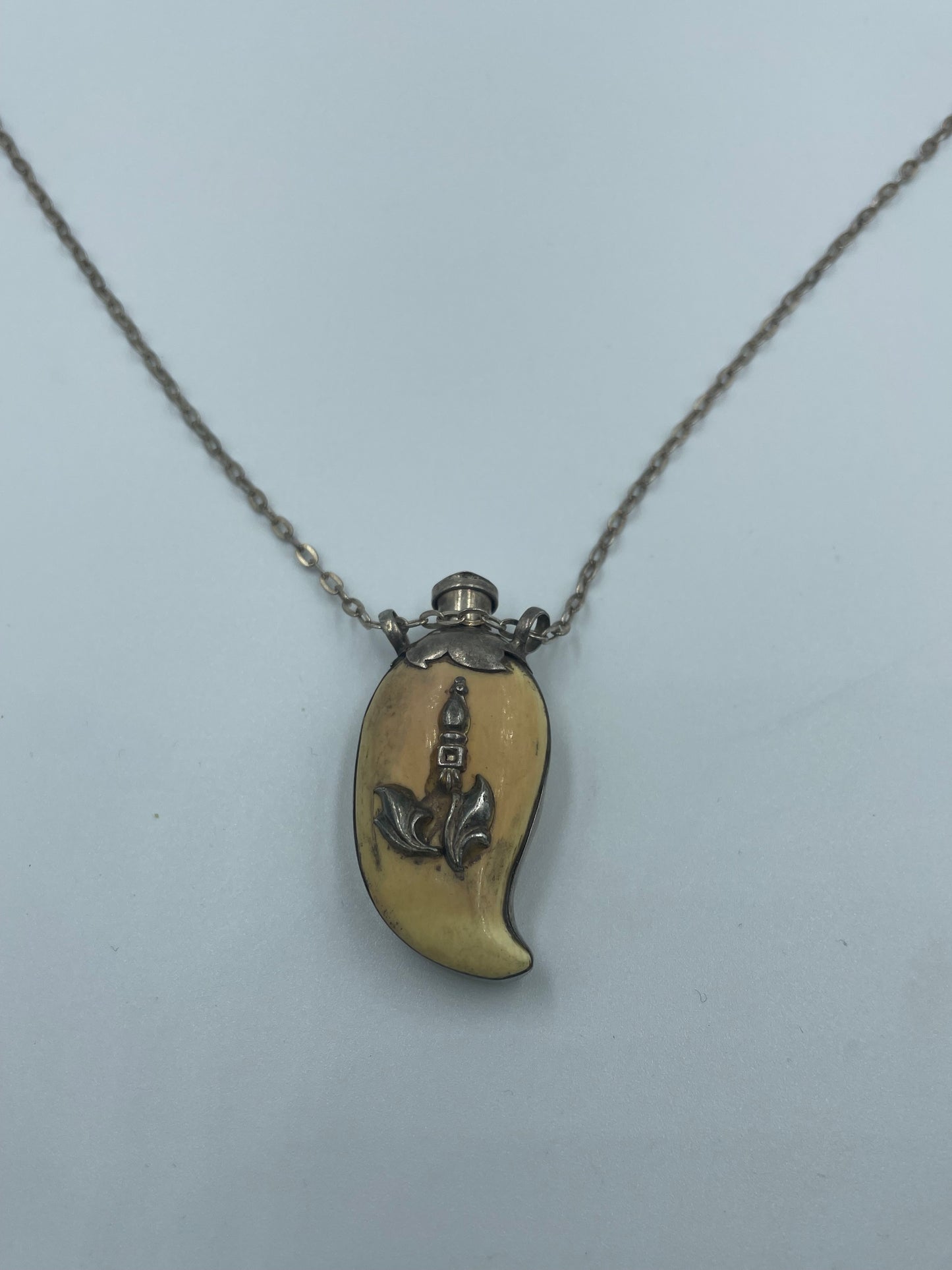 Silberkette mit Muster