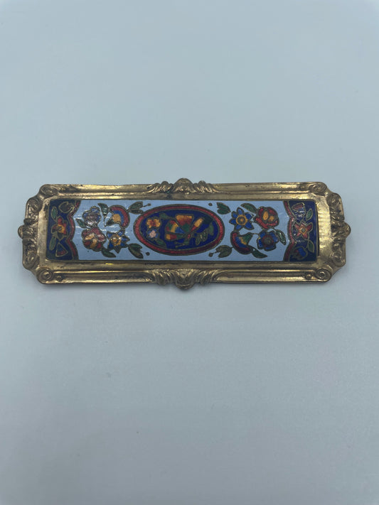 Vergoldete Brosche mit Emaille-Verzierungen