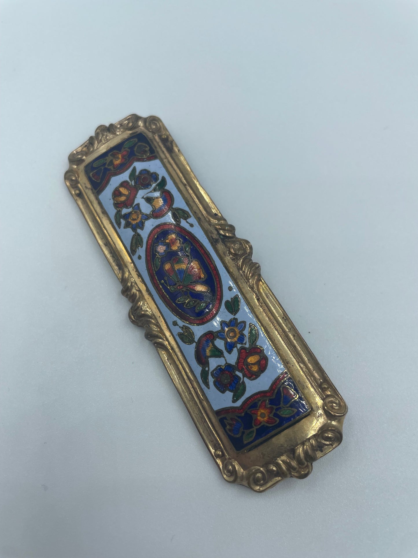 Vergoldete Brosche mit Emaille-Verzierungen