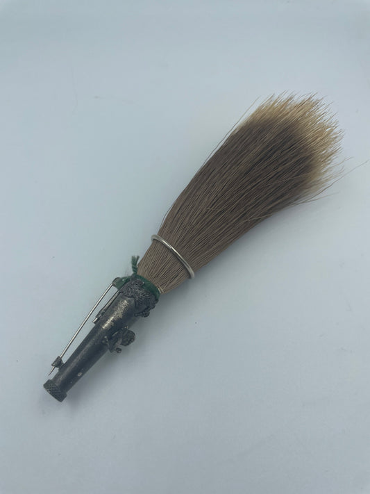 Exquisite Brosche mit traditionellem Gamsbart im außergewöhnlichen Design