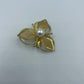 Goldene Brosche mit Perle
