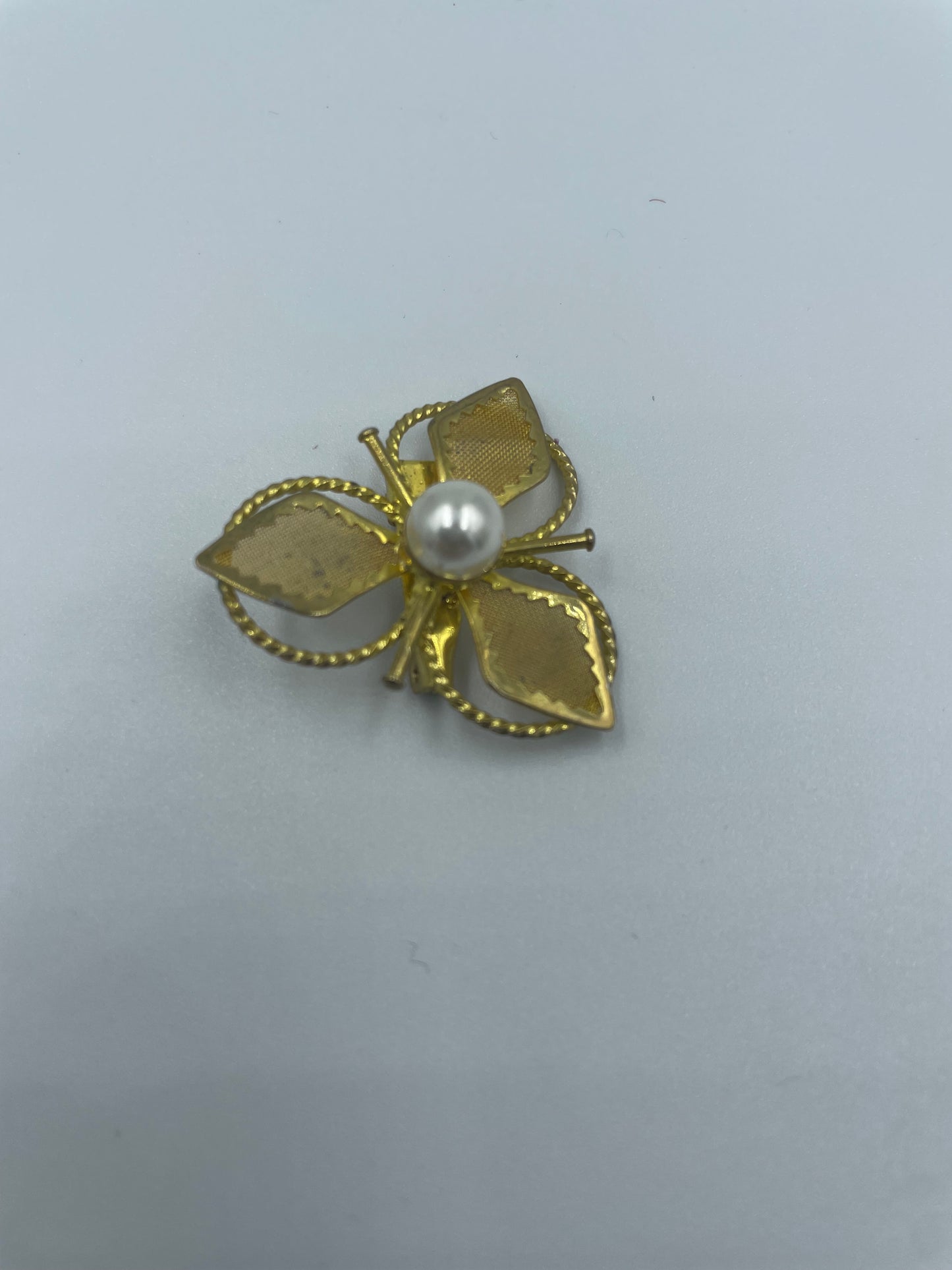 Goldene Brosche mit Perle