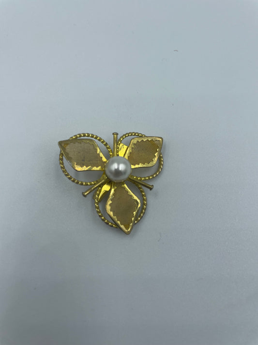 Goldene Brosche mit Perle