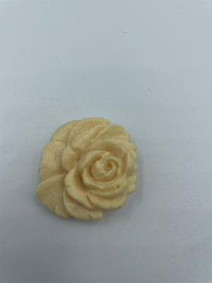 Handgefertigte Brosche mit Blumenmuster aus Polymer Clay