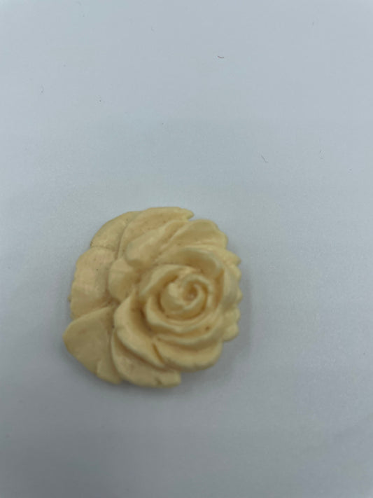 Handgefertigte Brosche mit Blumenmuster aus Polymer Clay