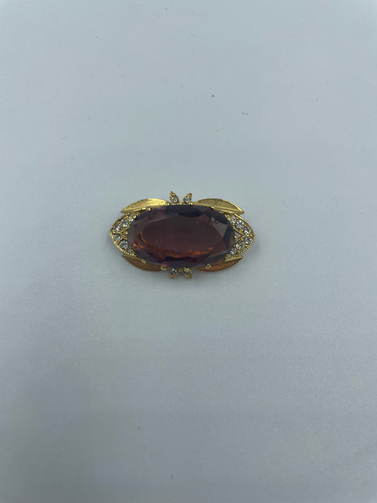 Brosche mit rotem Kristall