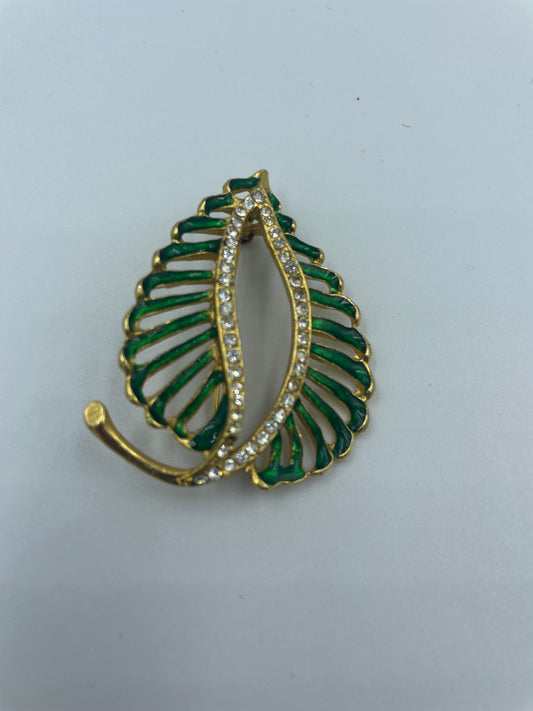 Vergoldete Brosche mit funkelnden kleinen Steinen