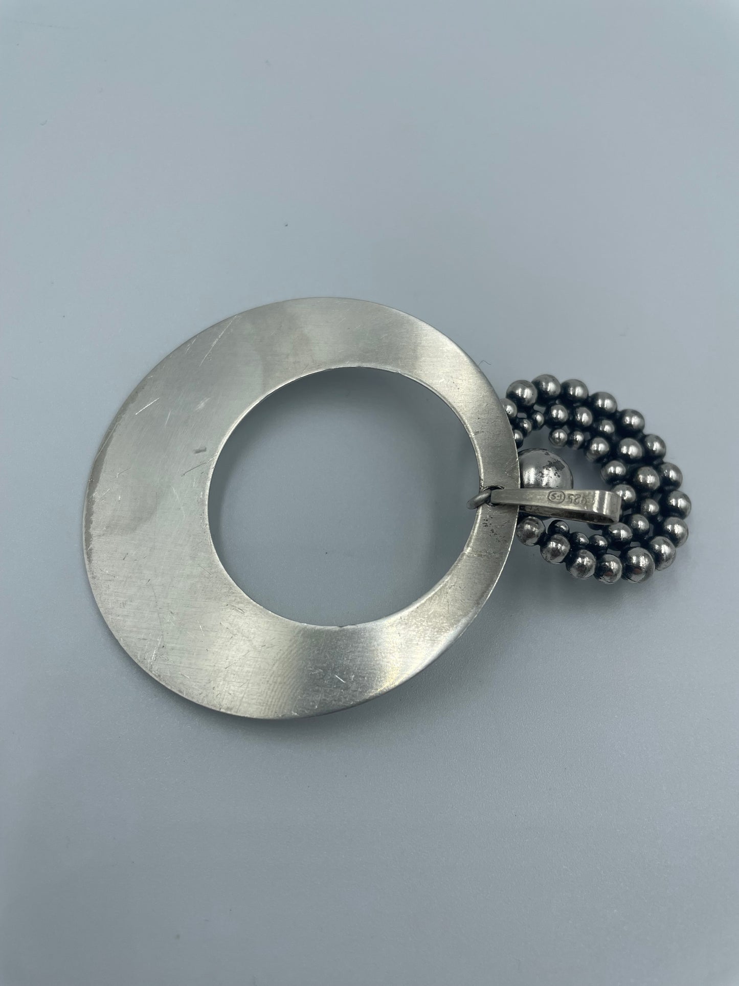 Silberanhänger mit Kugelmuster