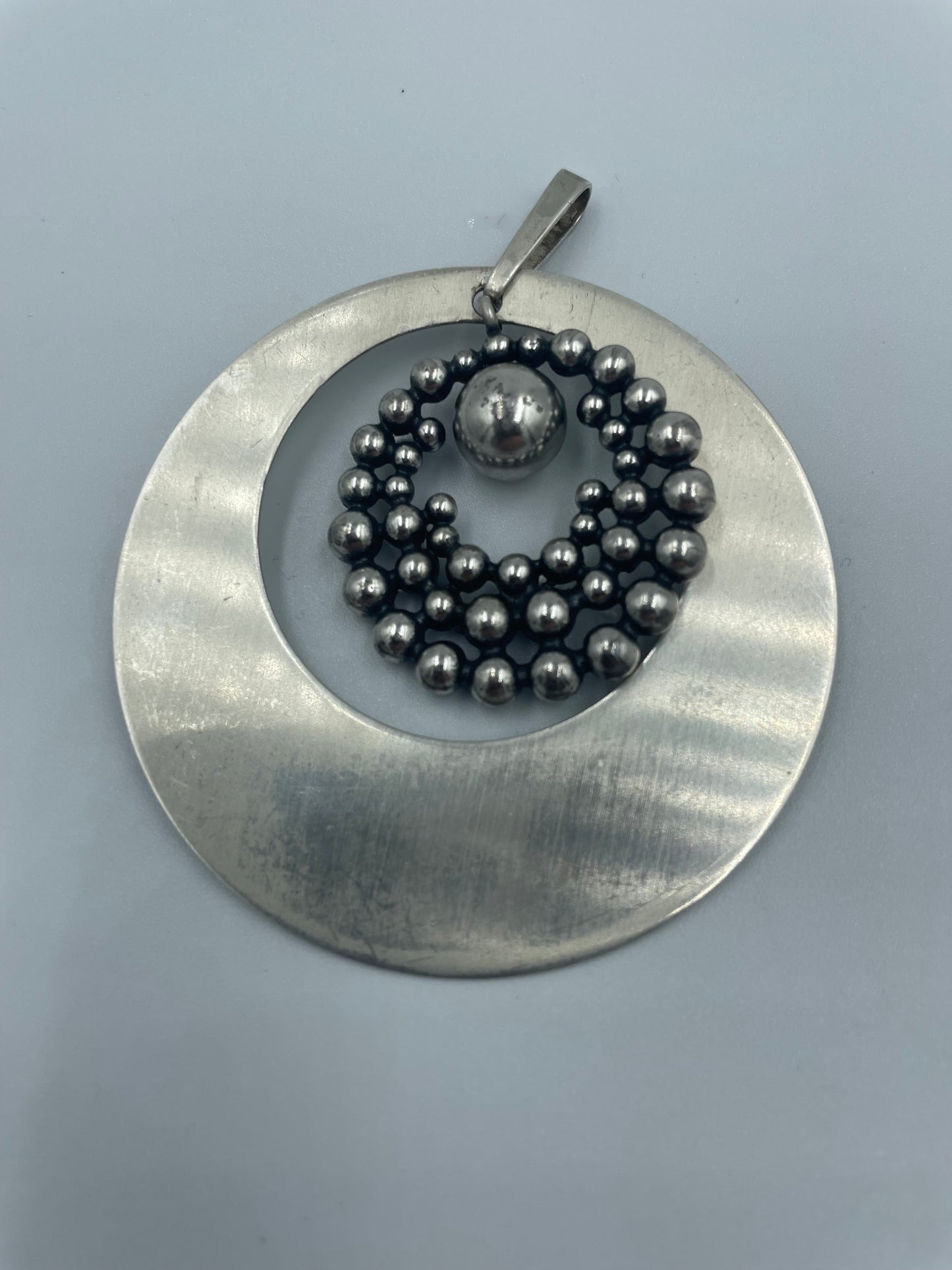 Silberanhänger mit Kugelmuster
