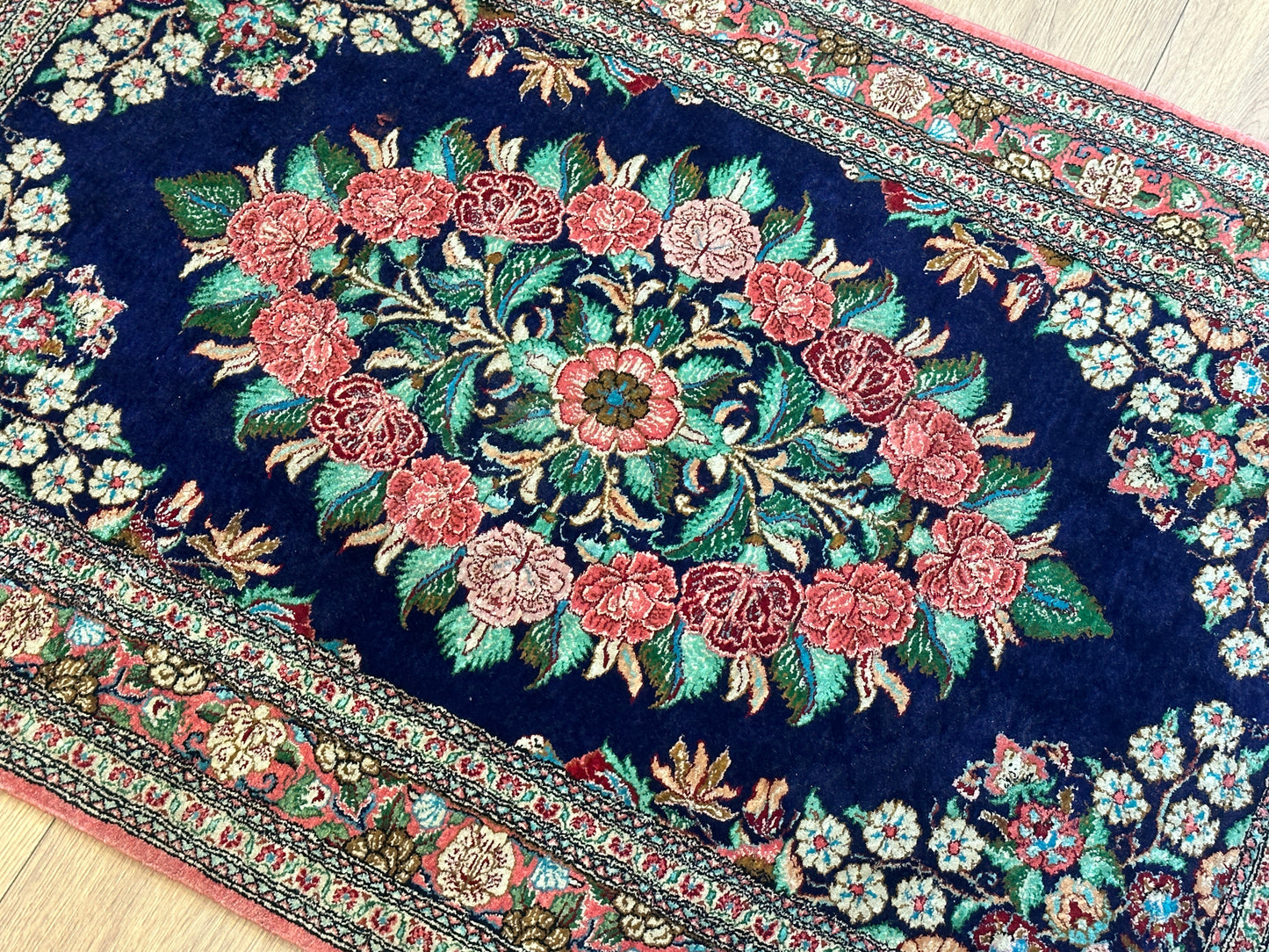 Handgeknüpfter Perser Orientteppich Ghom Seidenteppich Medaillon 125x80cm