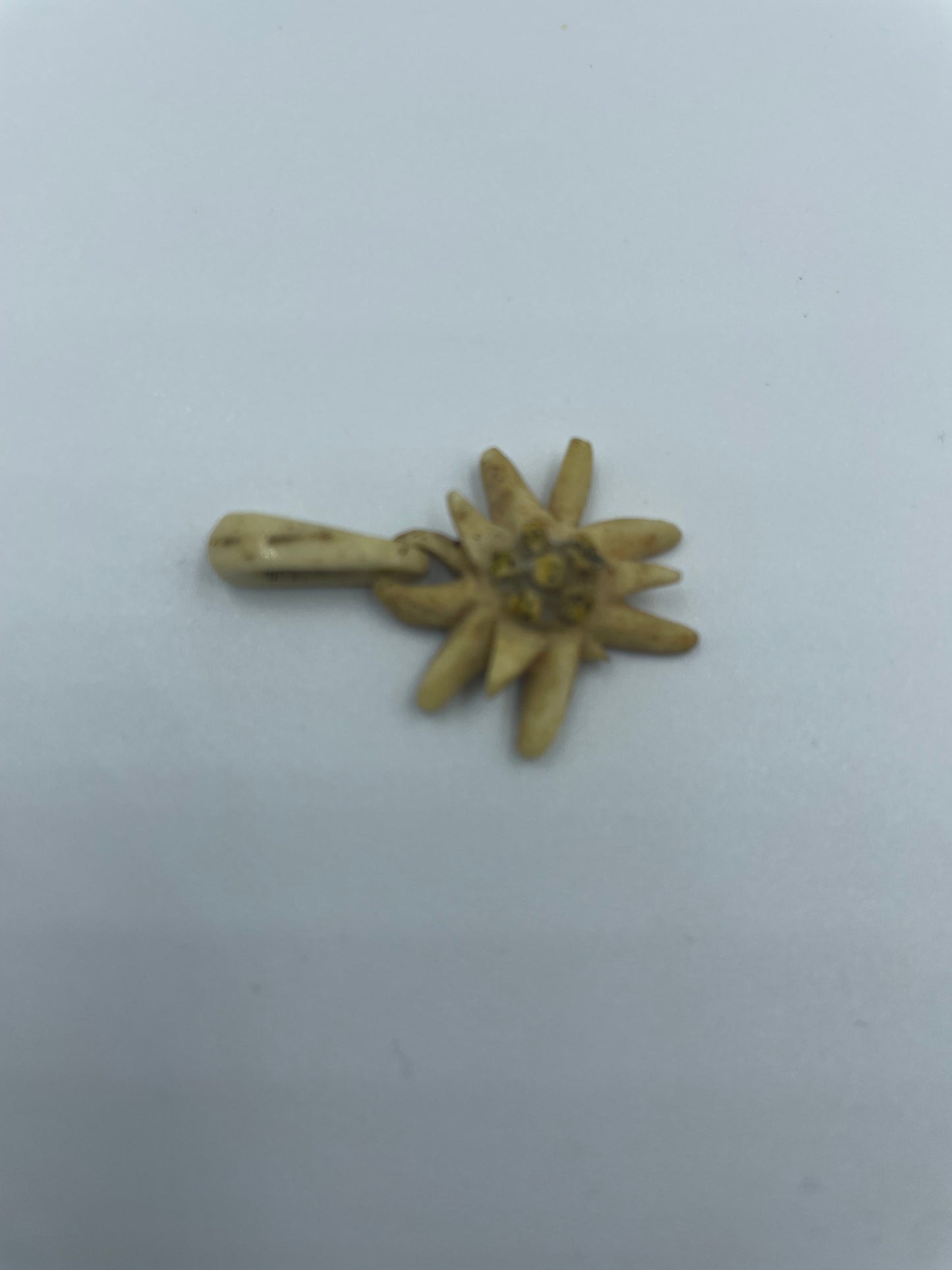 Antiker Anhänger mit floraler Verzierung aus Afrika