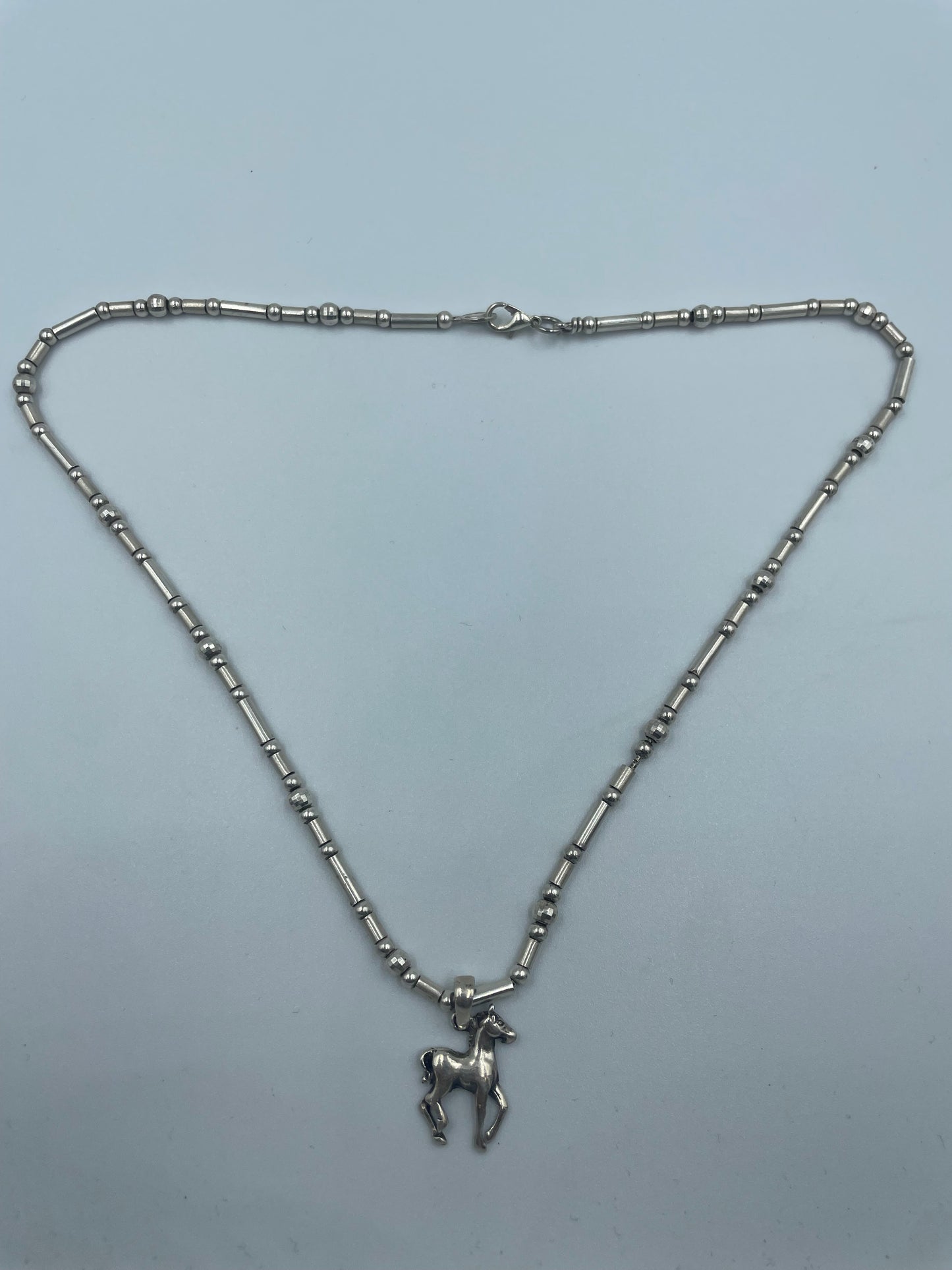 Halskette mit silbernem Pferde-Anhänge