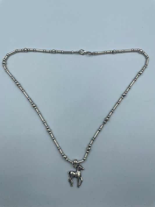 Halskette mit silbernem Pferde-Anhänge