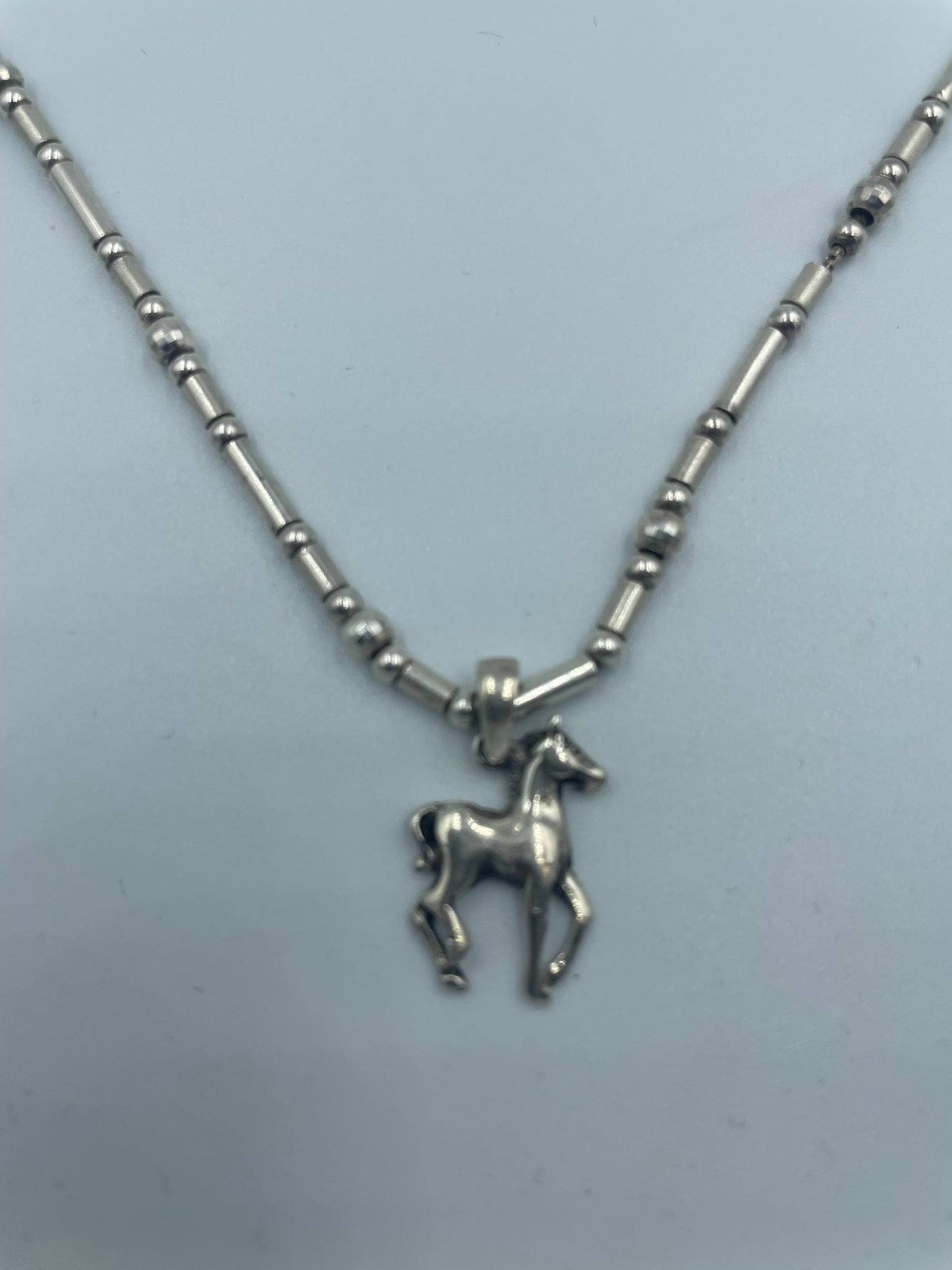Halskette mit silbernem Pferde-Anhänge
