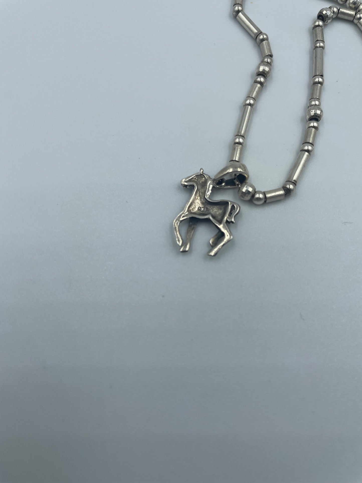 Halskette mit silbernem Pferde-Anhänge