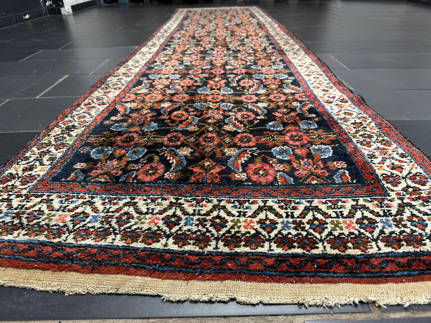 Antik Orientteppich handgeknüpft 390x103 cm Malayer Läufer naturfarben