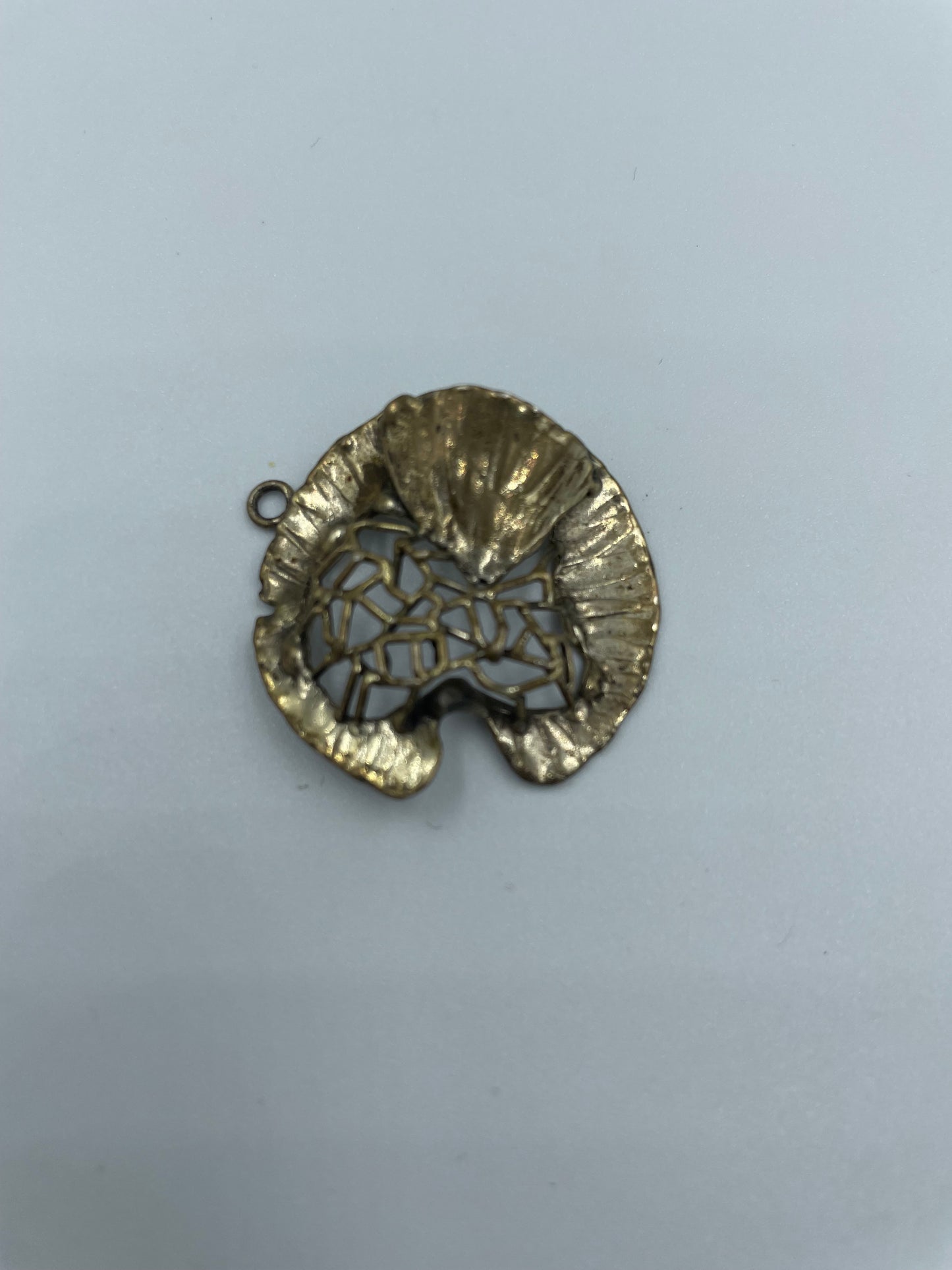 Vergoldeter Anhänger mit Muschel-Muster