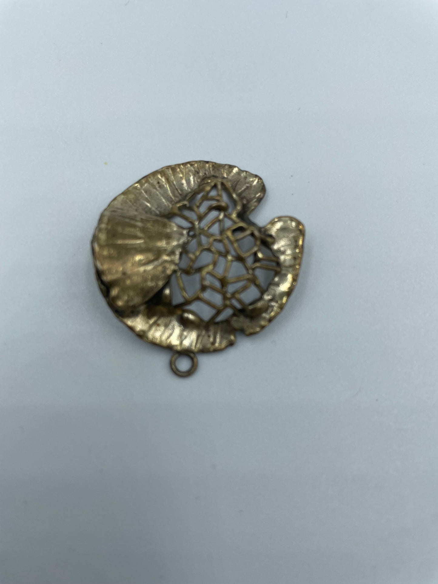 Vergoldeter Anhänger mit Muschel-Muster