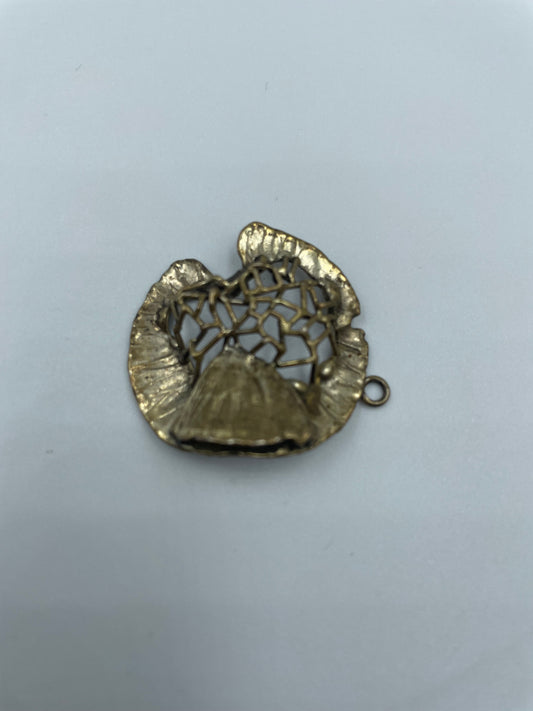 Vergoldeter Anhänger mit Muschel-Muster