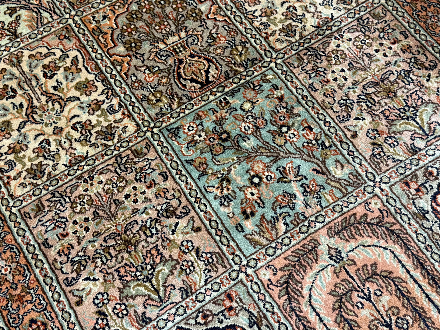 Orientteppich Kaschmir – Handgeknüpft aus Naturseide, Feldermotiv, 80 x 120 cm