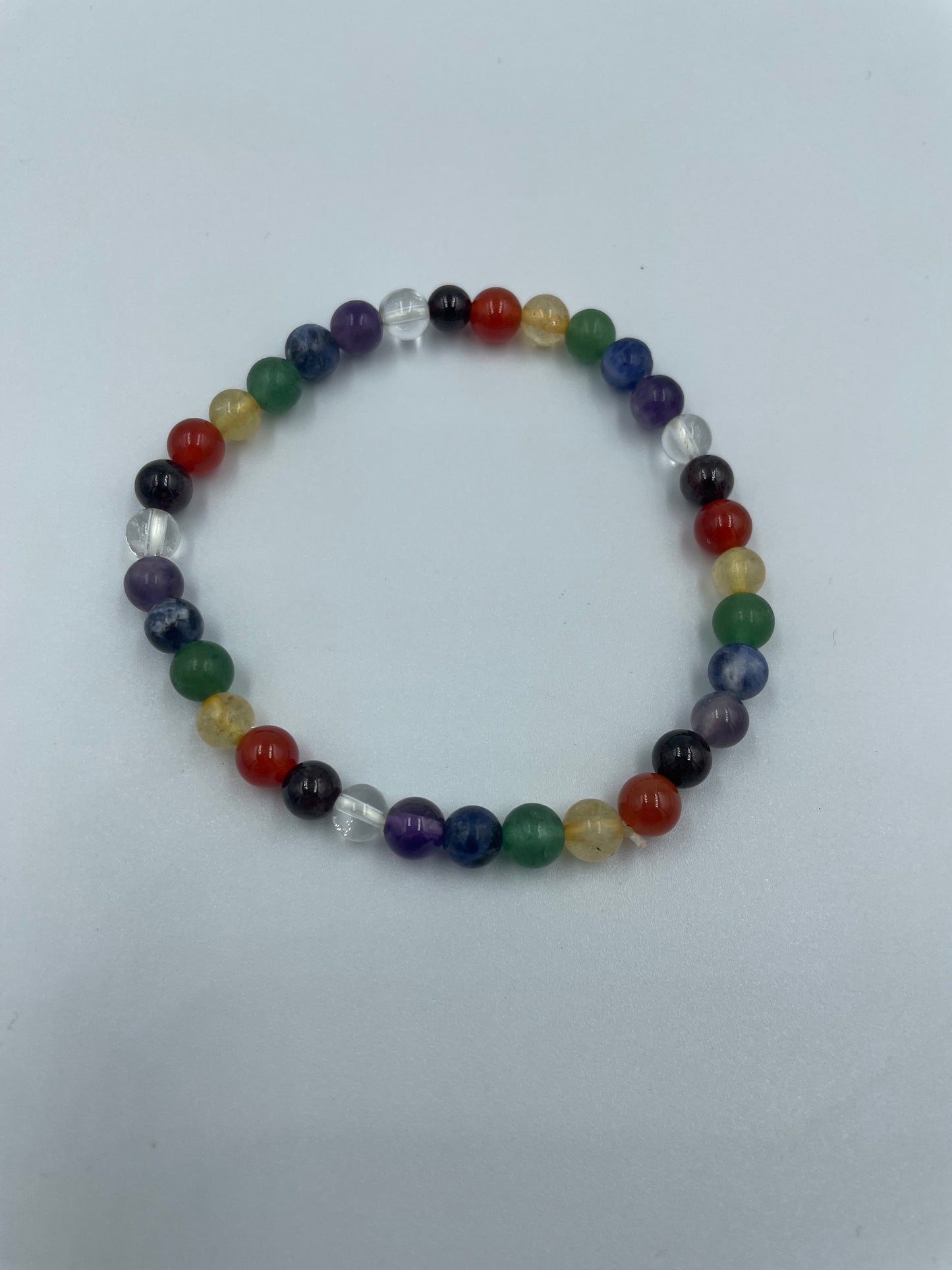 Buntes Armband aus Edelsteinperlen