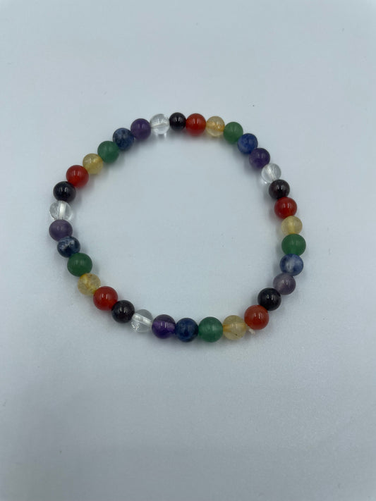 Buntes Armband aus Edelsteinperlen