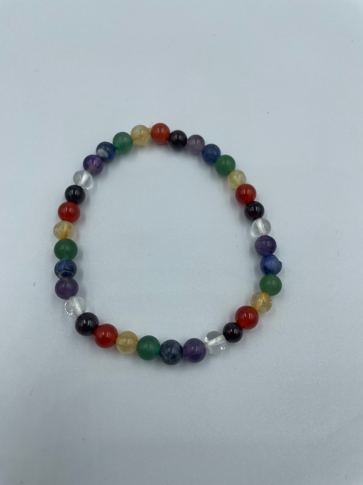 Buntes Armband aus Edelsteinperlen