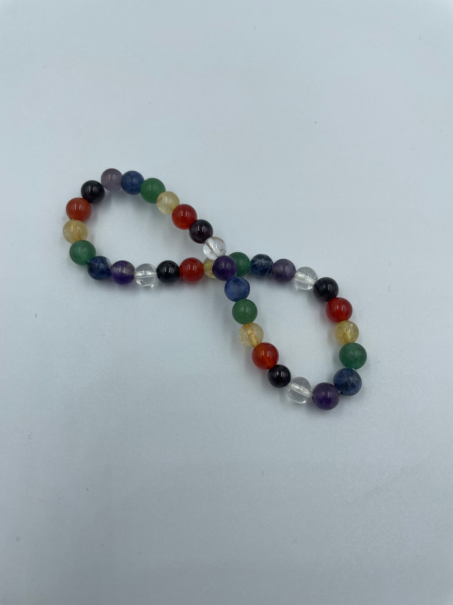 Buntes Armband aus Edelsteinperlen