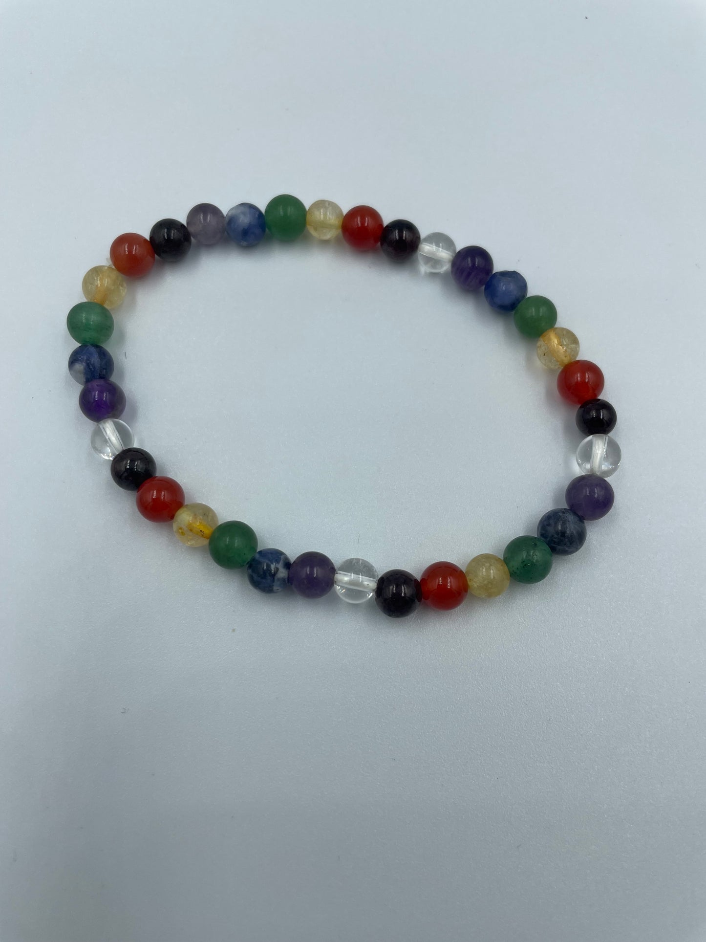 Buntes Armband aus Edelsteinperlen