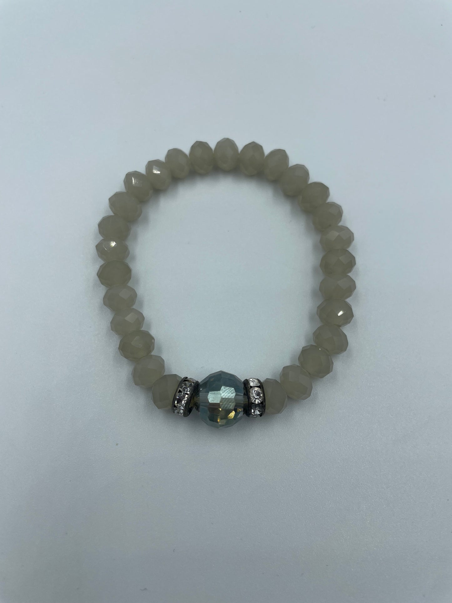 Glasarmband mit Silber-Details