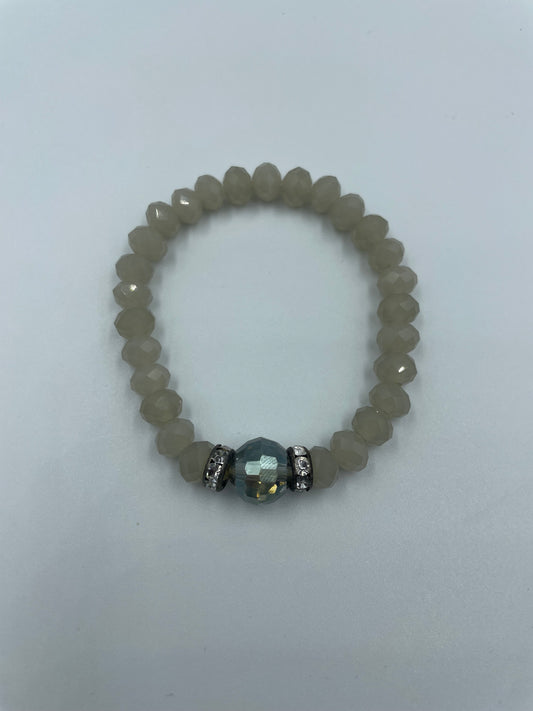 Glasarmband mit Silber-Details