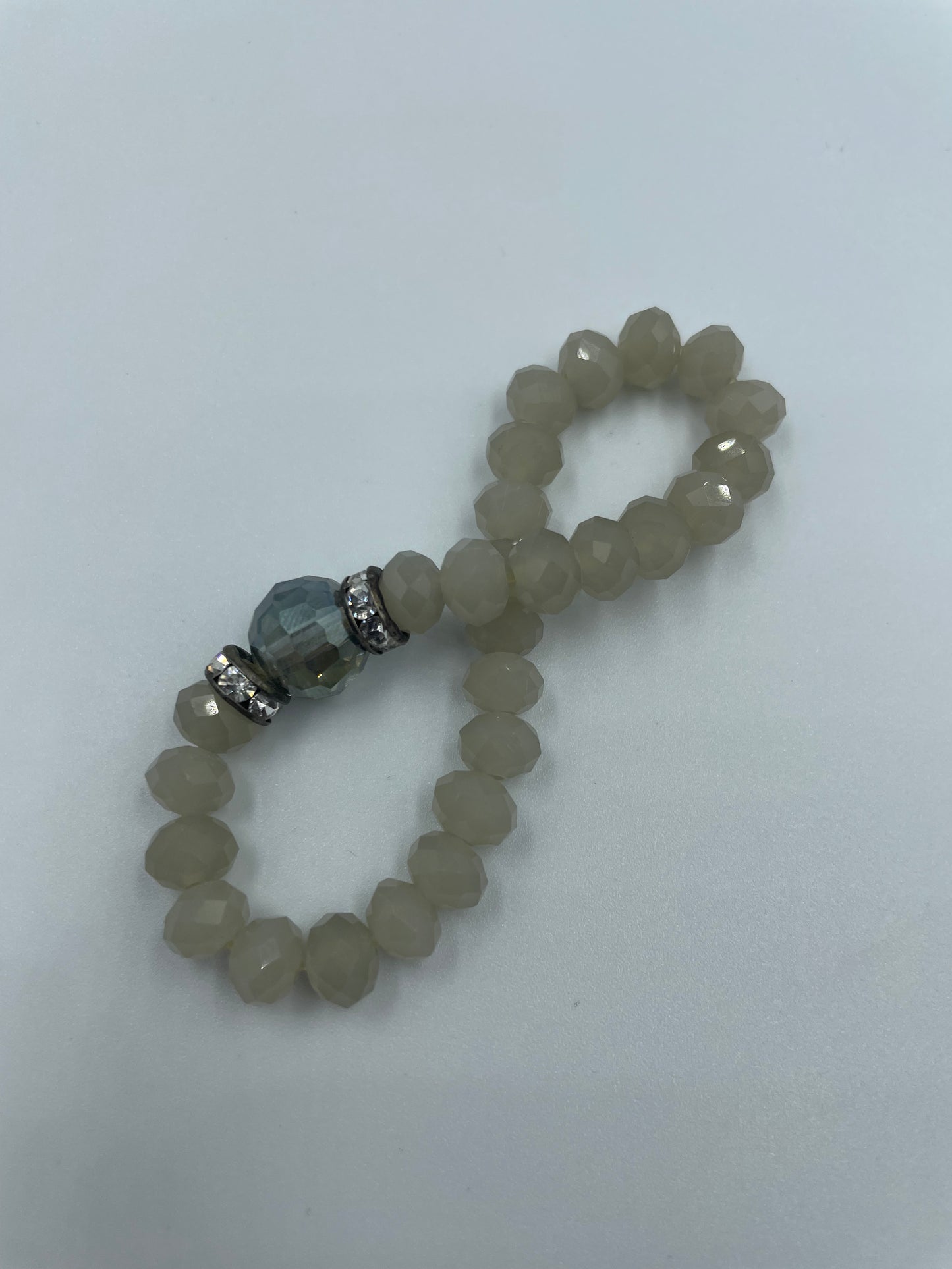 Glasarmband mit Silber-Details