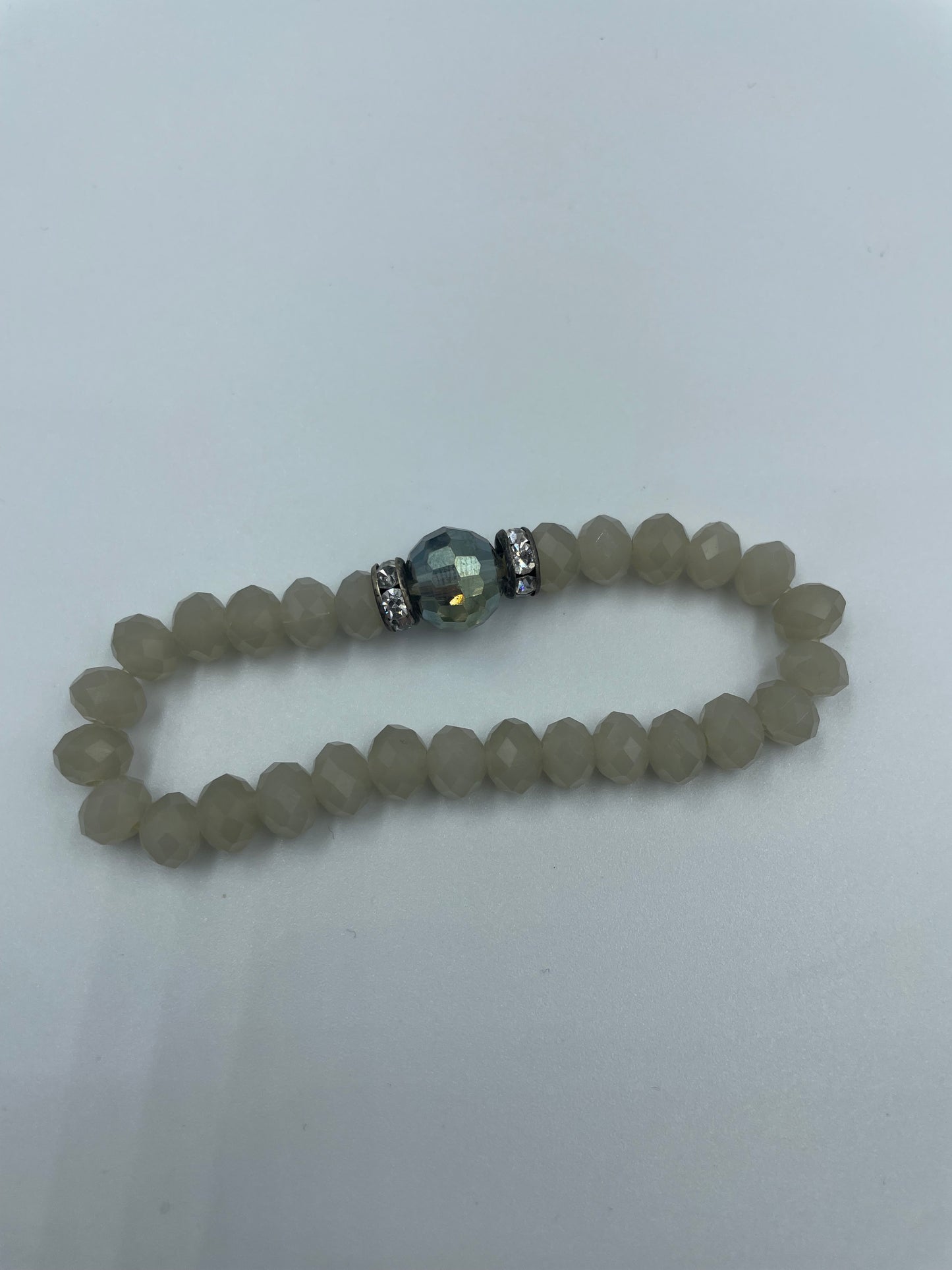 Glasarmband mit Silber-Details