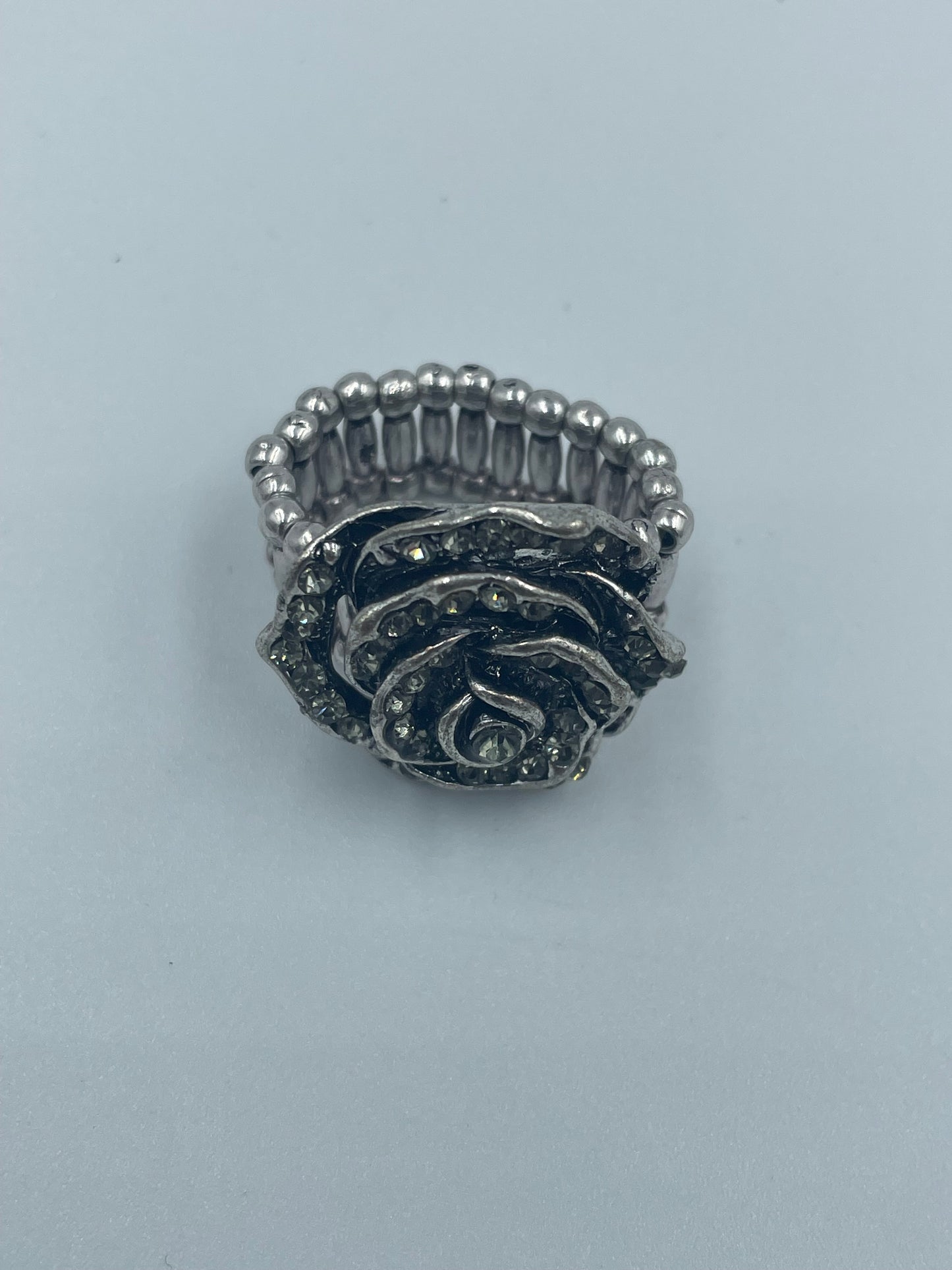 Ring aus Kunststoff & Stahl mit funkelnden Kristallen