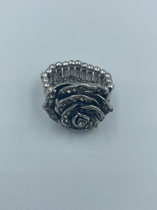 Ring aus Kunststoff & Stahl mit funkelnden Kristallen