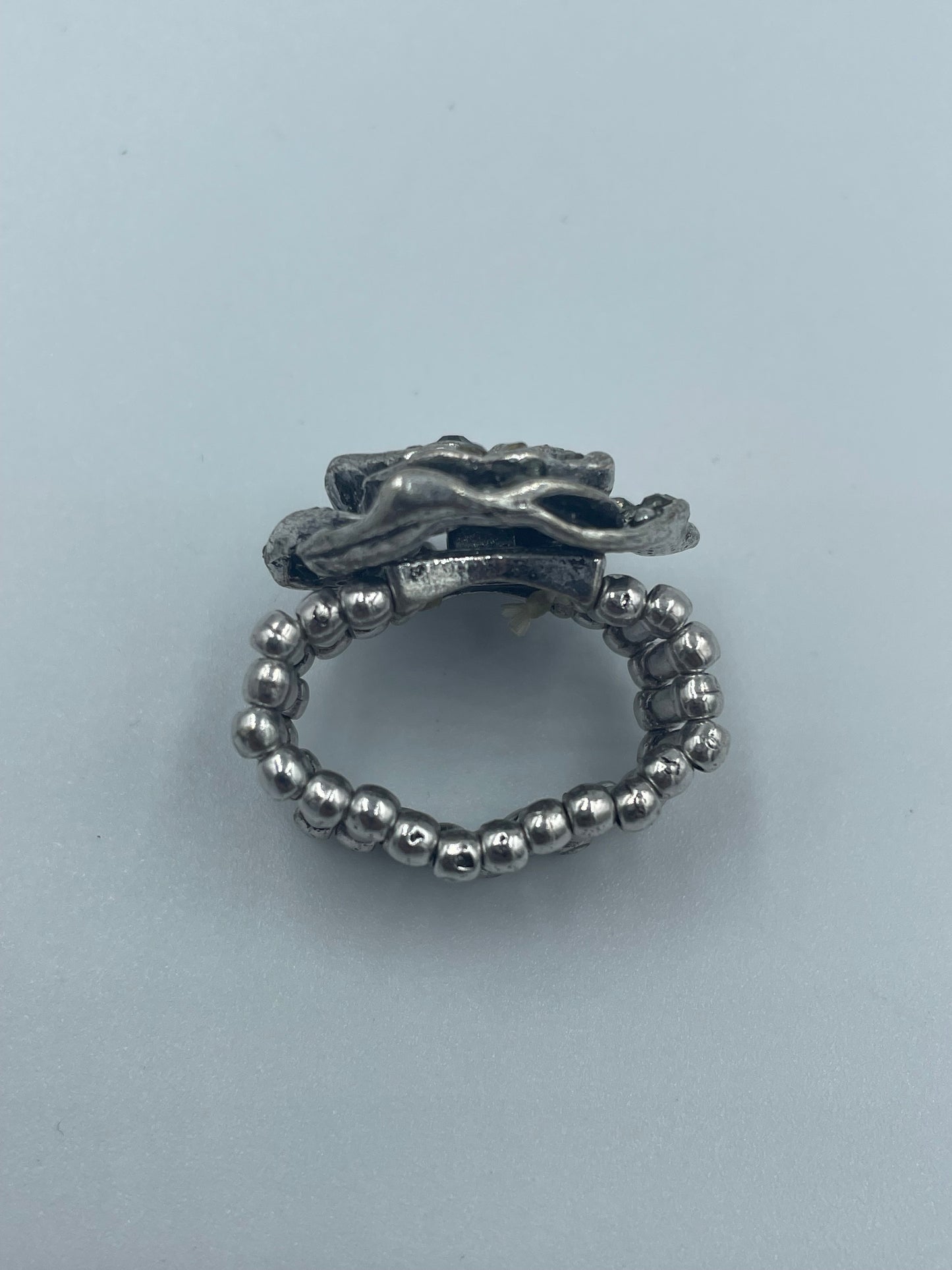 Ring aus Kunststoff & Stahl mit funkelnden Kristallen