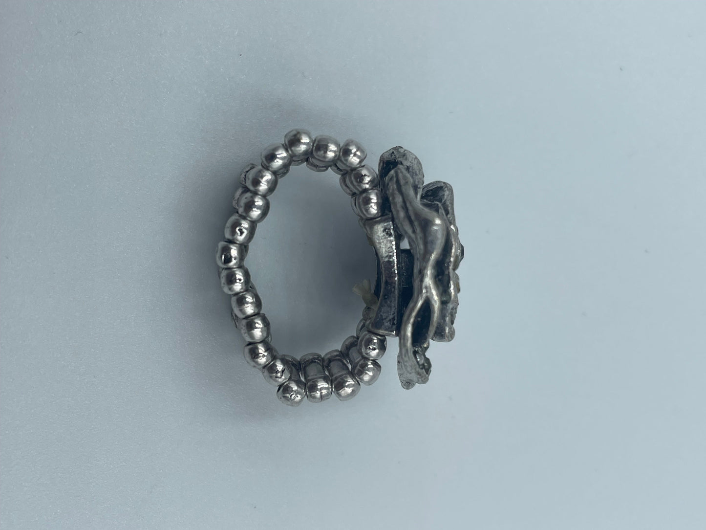 Ring aus Kunststoff & Stahl mit funkelnden Kristallen