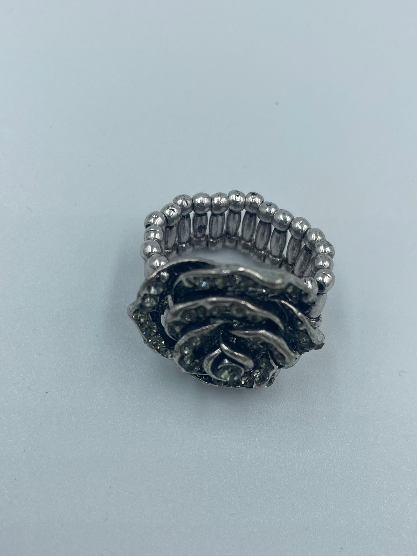 Ring aus Kunststoff & Stahl mit funkelnden Kristallen