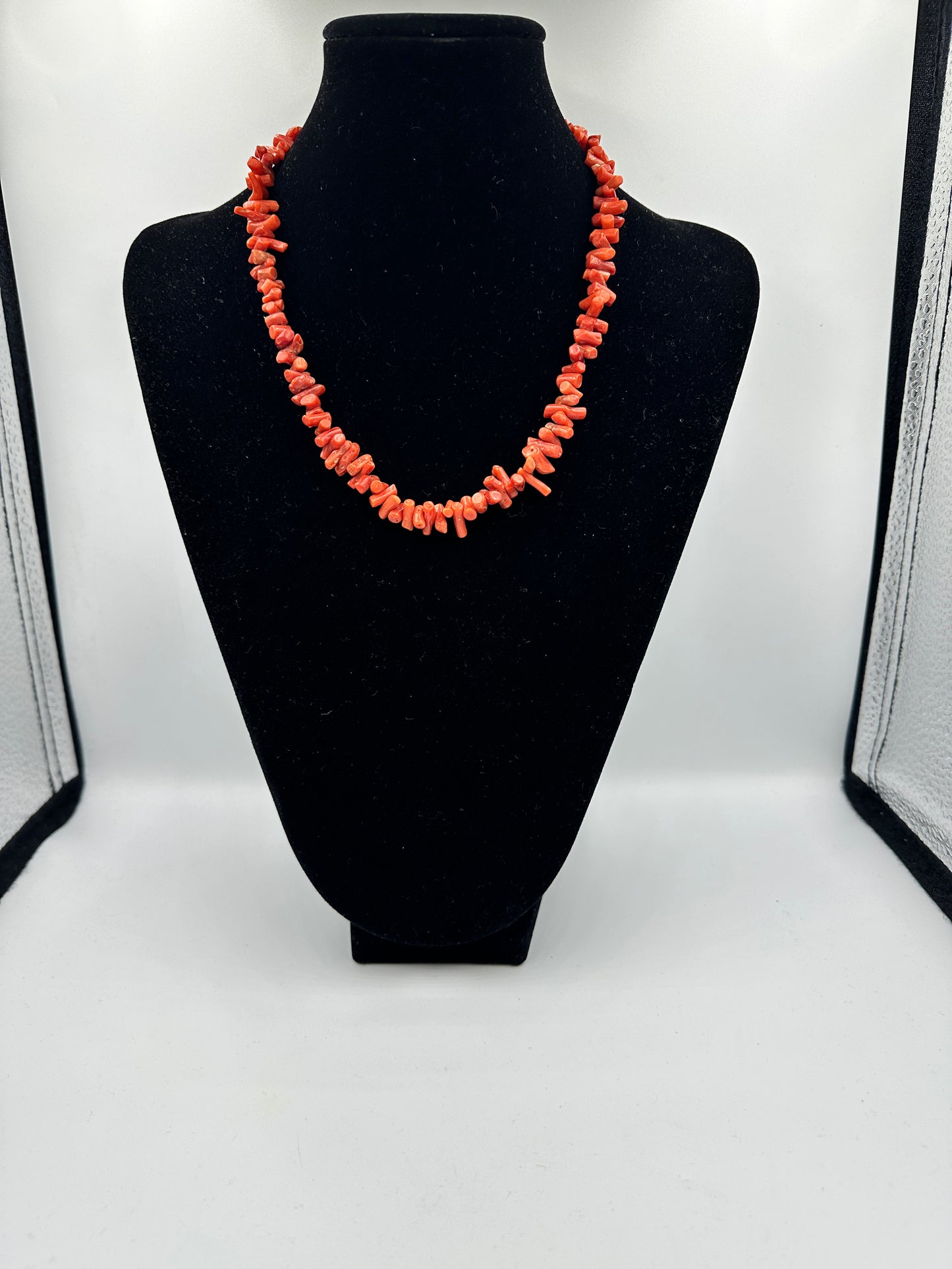 Elegante Halskette in Korallenoptik, natürliche Form