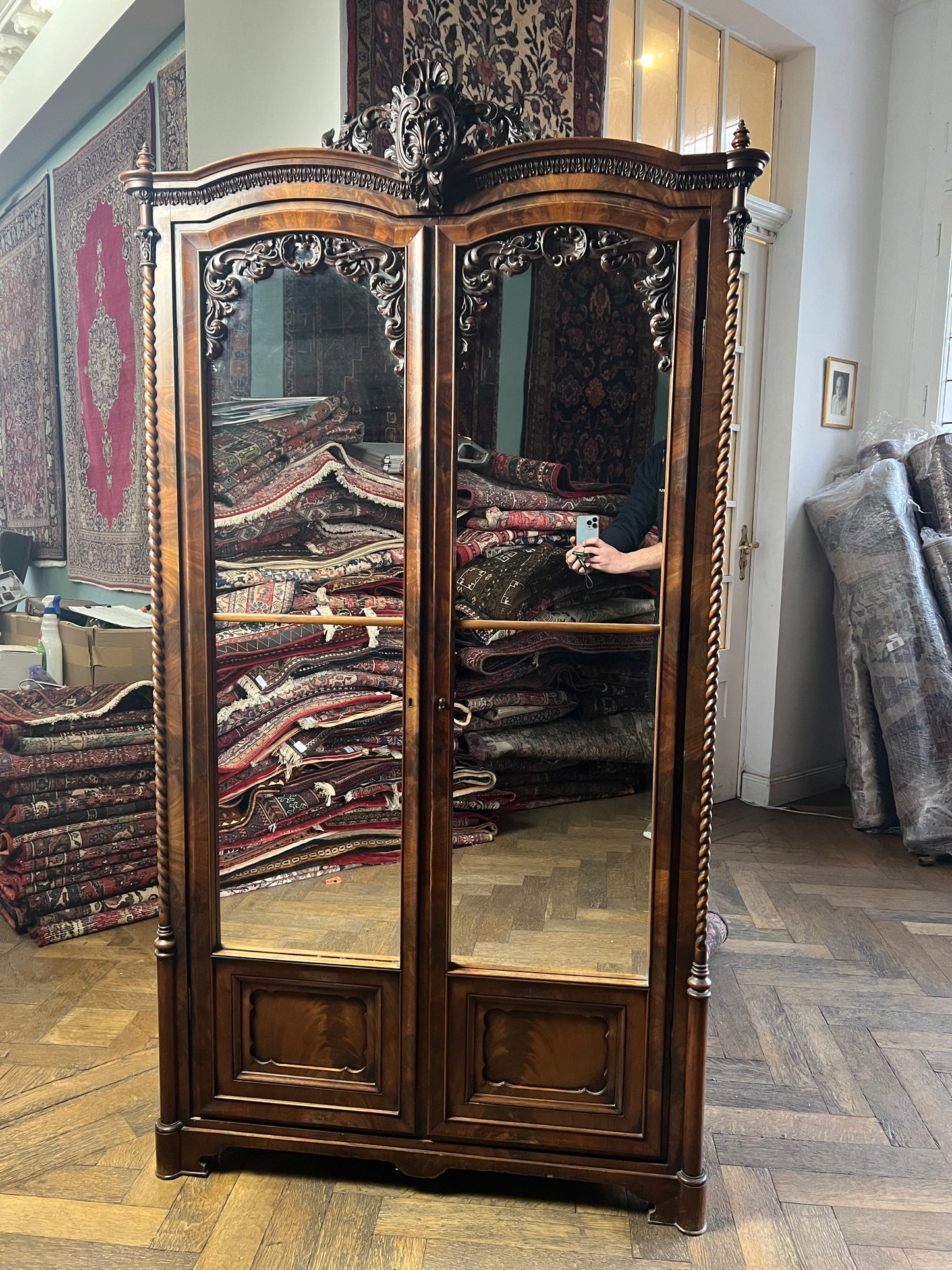 Zeitlose Eleganz: Antiker Französischer Schrank im Louis-Stil
