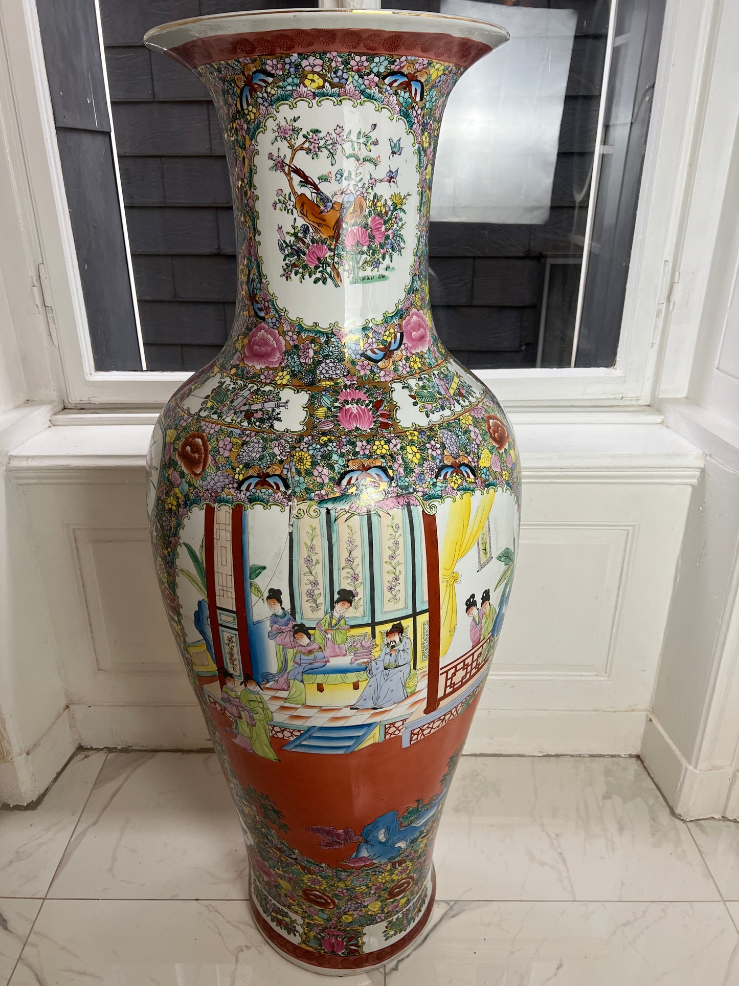 Chinesische Eleganz: Bildbemalte Porzellan-Vase mit floralem Muster