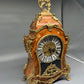 Antike Cartel-Uhr im Louis-XV-Stil mit  Intarsien