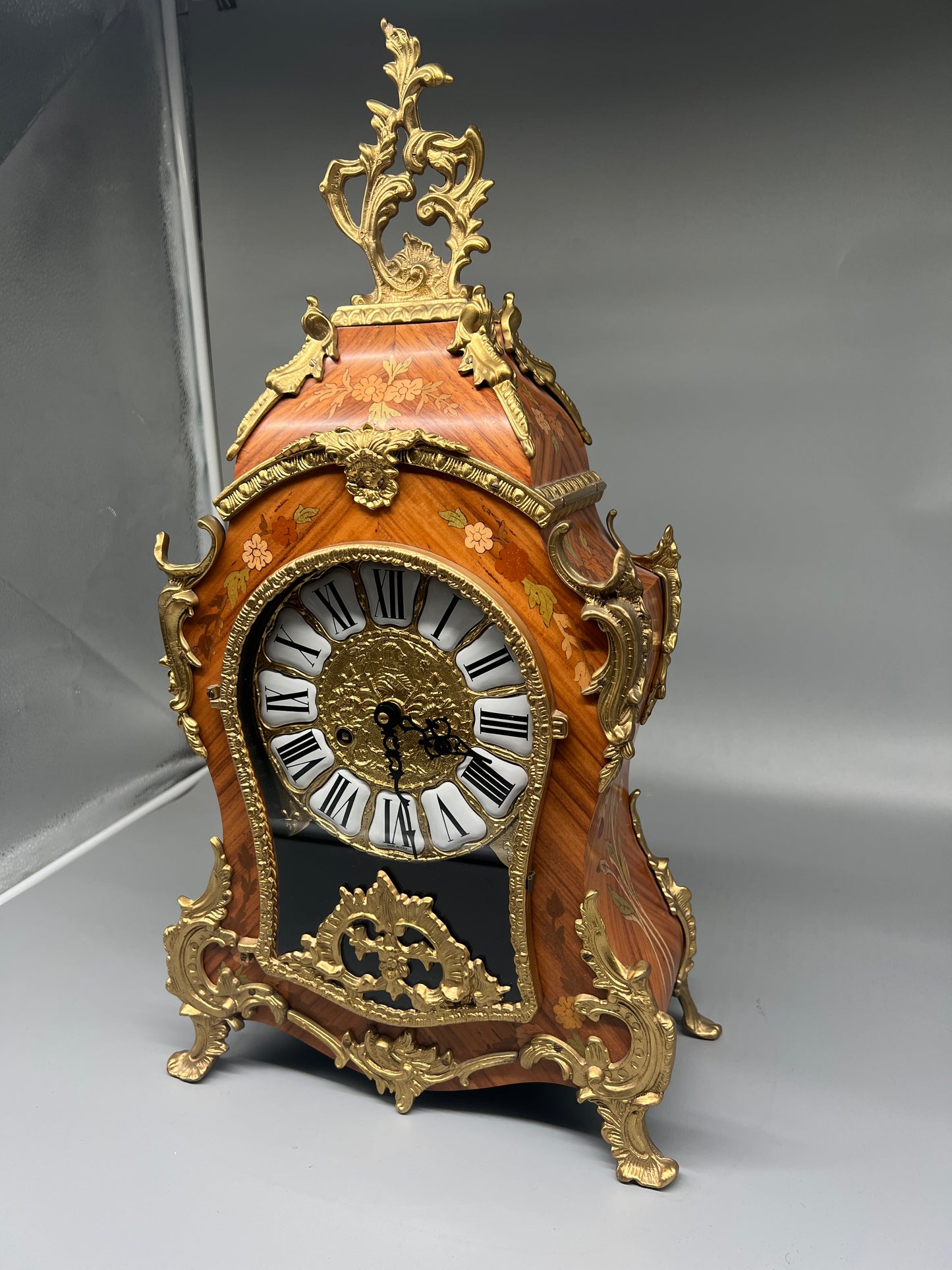 Antike Cartel-Uhr im Louis-XV-Stil mit  Intarsien